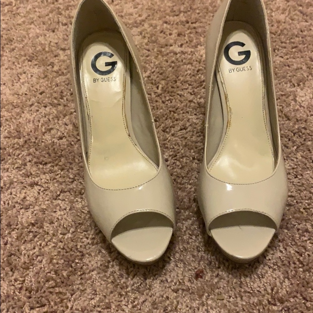 Guess nude patent leather peep toe pumps